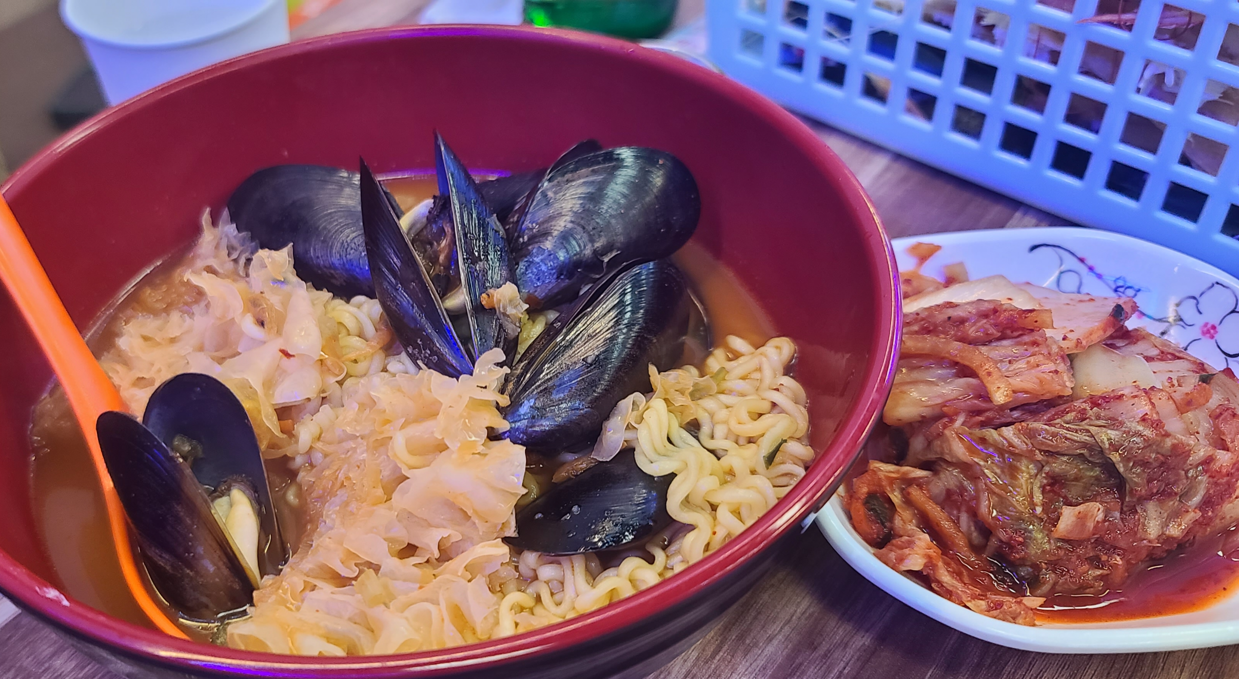상대원맛집 11월제철음식 대게 킹크랩 랍스터 죽해수산 성남맛집 대게맛집 영업시간 메뉴판 기본반찬 통오징어버터구이 가리비찜 대하찜 연태고량주 컨디션스틱 보관냉장고 대게 대게내장 수율 대게살