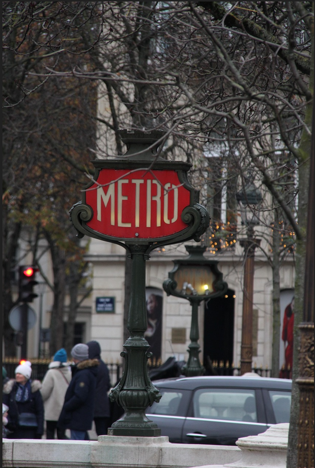 지하철 입구 간판