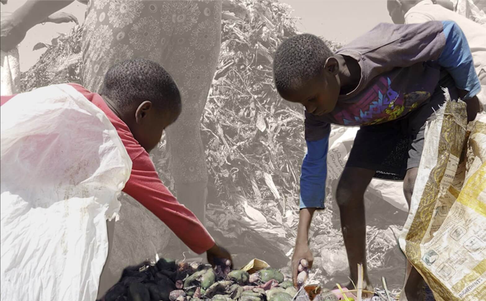 남이 버린 음식을 줍는 아이들
