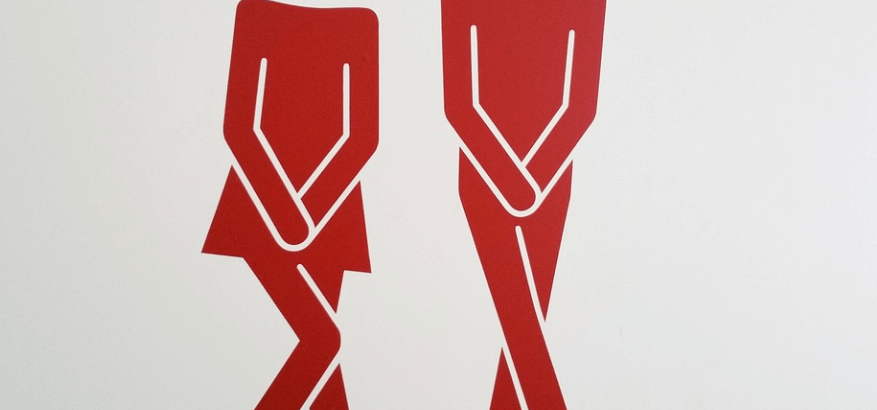 볼일이 급한 남성과 여성