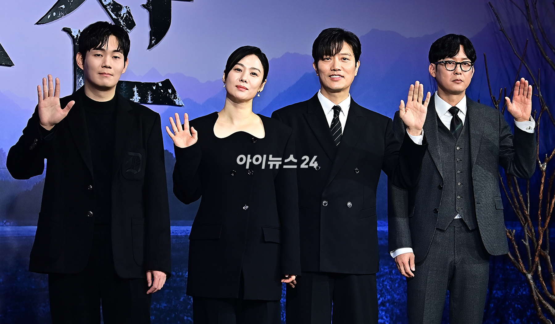 배우 류경수, 김현주, 박희순, 박병은이 12일 오후 서울 중구 엠배서더 서울 풀만에서 열린 넷플릭스 '선산' 제작발표회에서 기념촬영을 하고 있다. [사진=곽영래 기자]