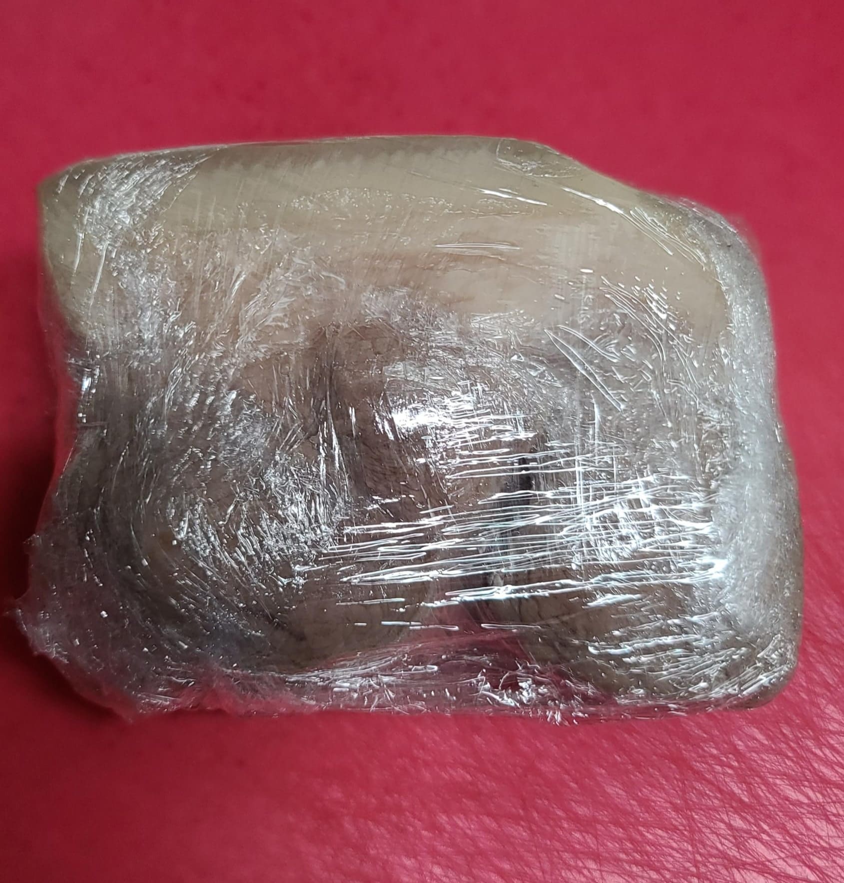 수육을 랩으로 감싼 모습