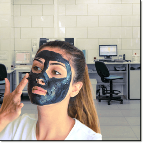 얼굴팩 하는 여성