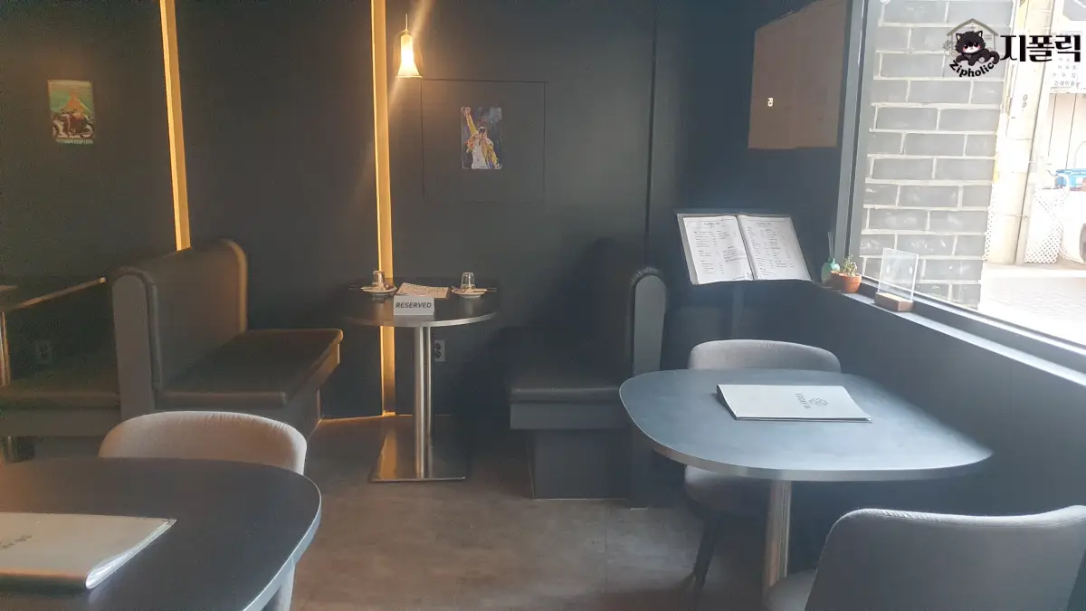 럭키어스-내부-테이블