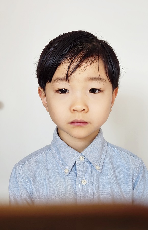 아래쪽에 핸드폰으로 동영상을 보는터라 정면을 응시 하지 않는 쿠웅이