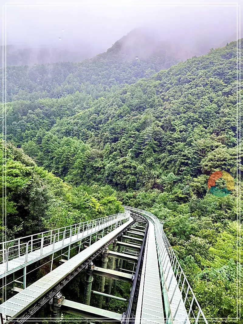 환선굴_모노레일-길-경사로-안개-낀-하늘