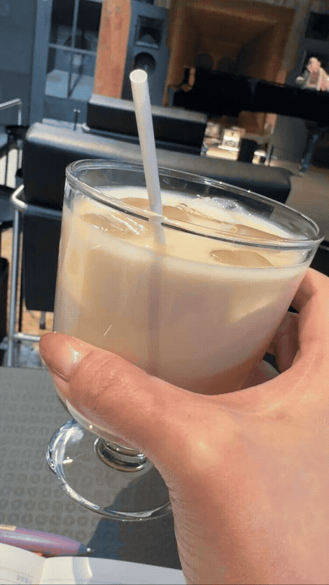 파주 헤이리 황인용 뮤직 스페이스 카메라타 아이스 밀크티, 음악 감상 중 즐기는 음료