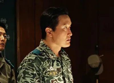 군복을 입고 서 있는 영화 서울의 봄에서 도희철을 연기하는 최병모