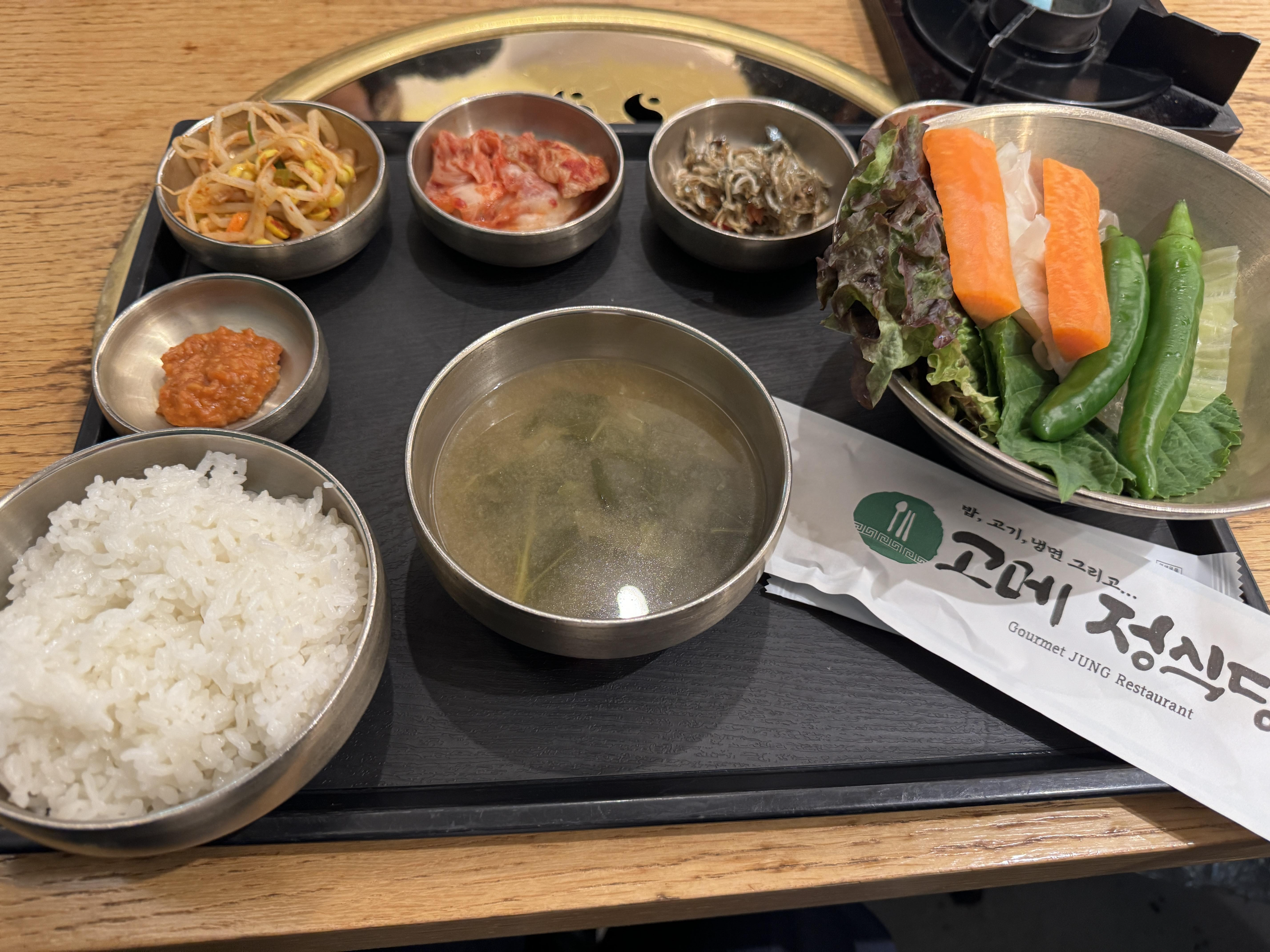 점심시간에 가장 선호하는 메뉴가 바로 이 "직화 제육 쌈밥 정식' 메뉴