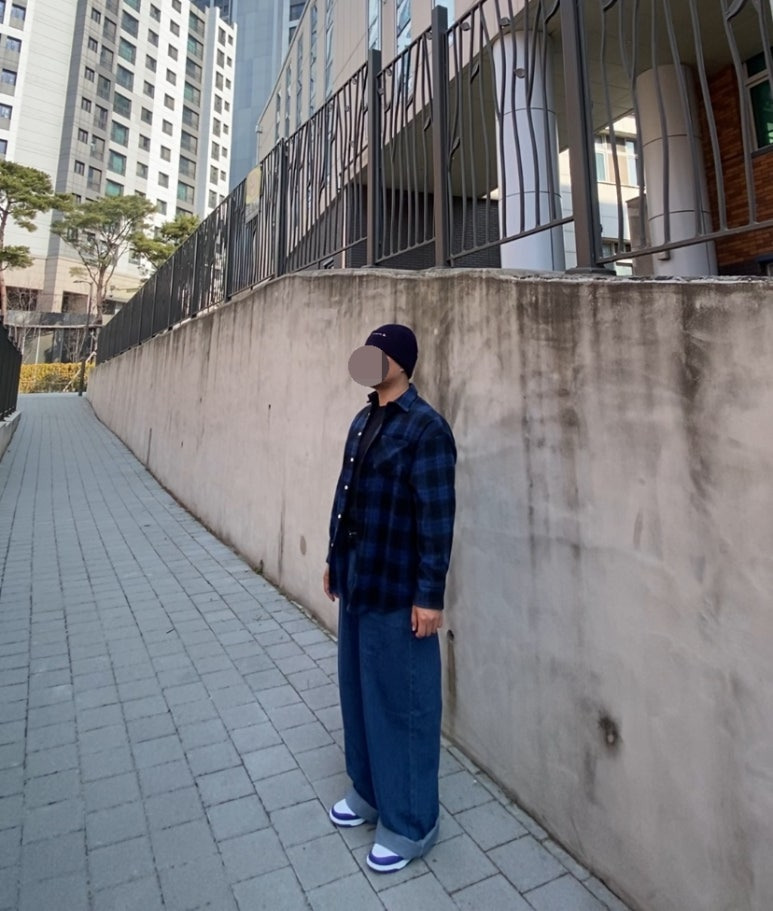 데일리룩('26.3.21.)칼하트 베이직 비니, 어반드레스 블루랙 체크셔츠, 무신사스탠다드 티셔츠, 그리너리크리드 와이드 데님 팬츠, 유니클로 벨트, 나이키 덩크로우 레트로 콩코드