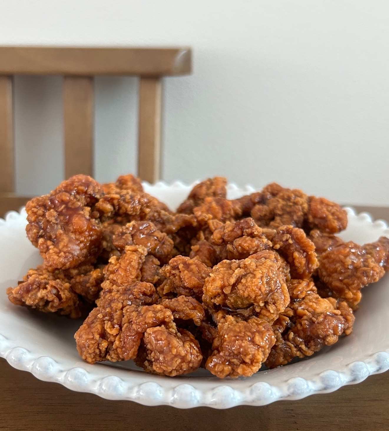 닭강정을 그릇에 담은 모습