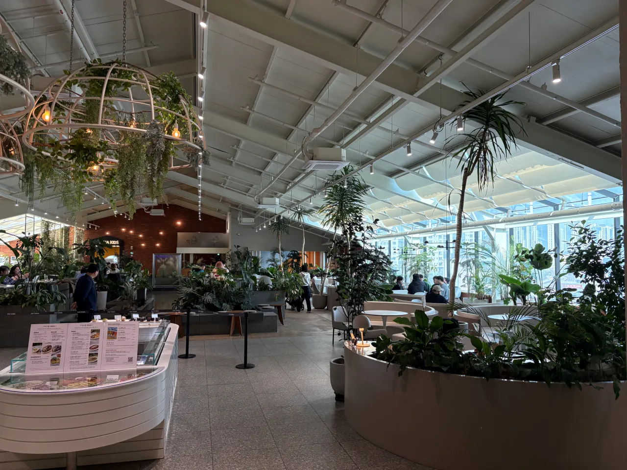 식물이-장식된-아스타나-커피숍-전경