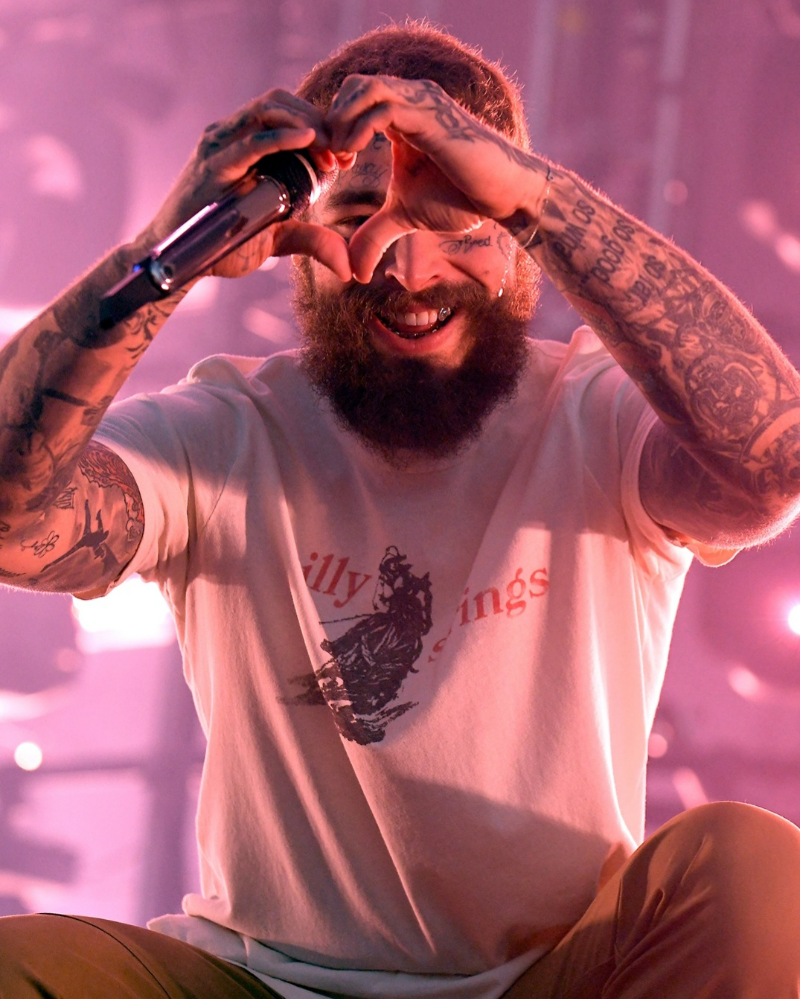 손으로 하트모양을 만든 포스트 말론