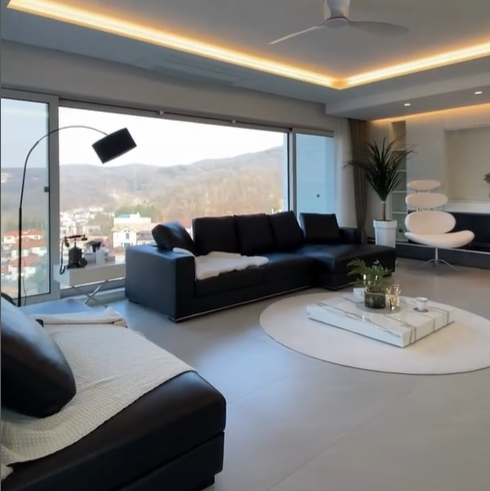 거실에 창이 크게 되어 있어 밖이 훤희 다 보인다