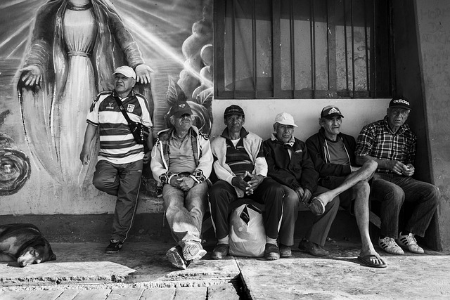 불확실한 경제 속에서 커지는 중장년층의 미래 준비 불안 이미지