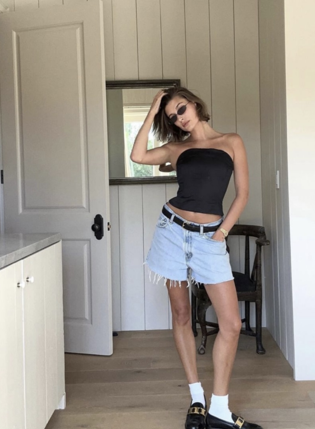 헤일리 비버처럼 여름을 입다 - 기본 티셔츠와 데님 팬츠 관련 사진