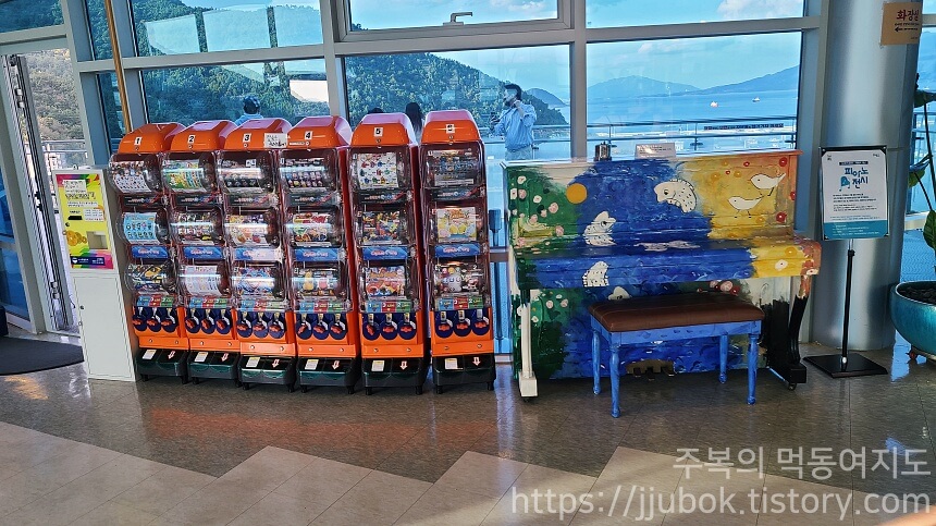 여수-스카이타워-전망대-캡슐뽑기-가계-피아노