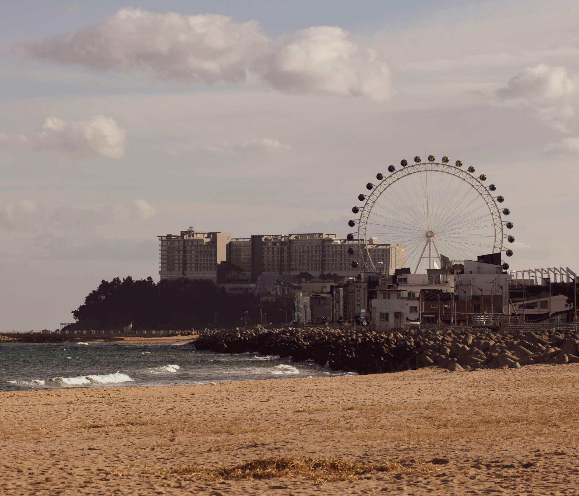 속초아이 대관람차와 속초 해변 전경 모습