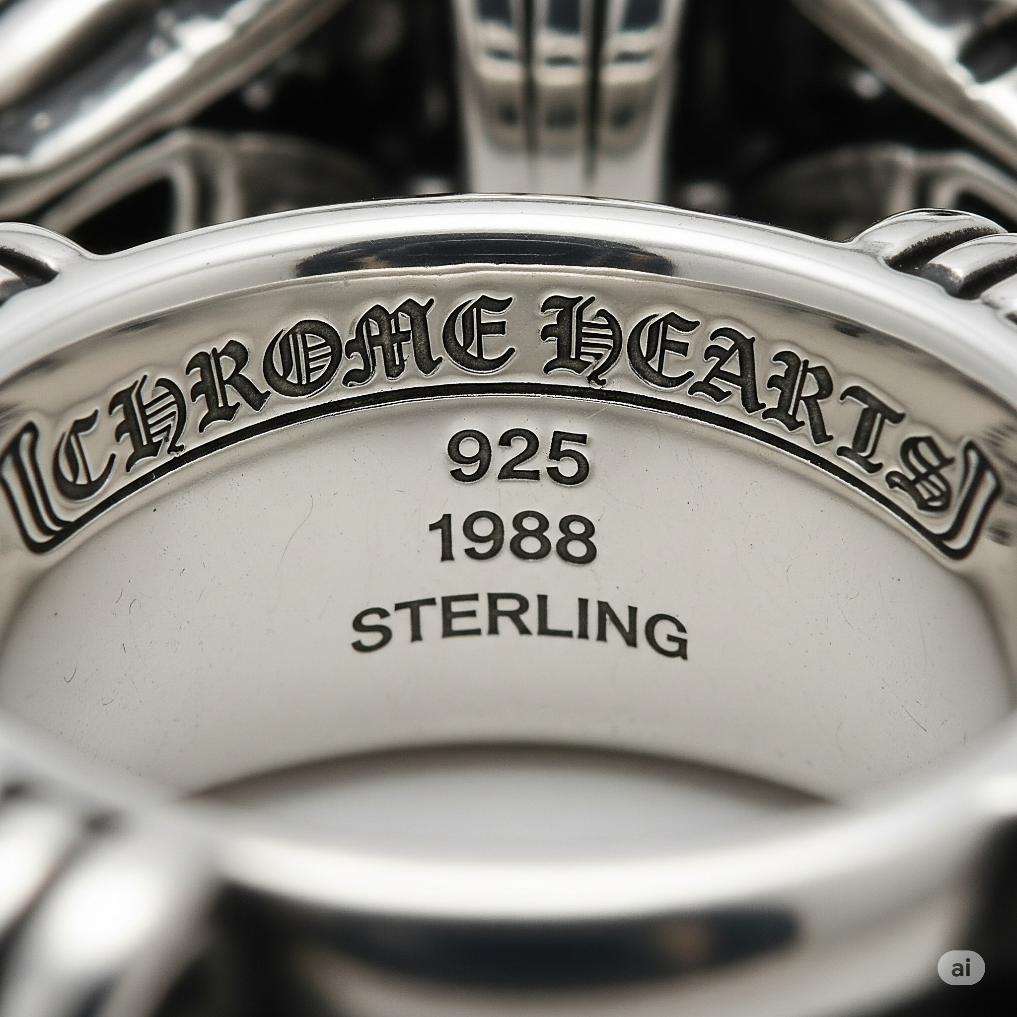 위 이미지는 정품 크롬하츠 반지의 정교한 각인 클로즈업 이미지입니다