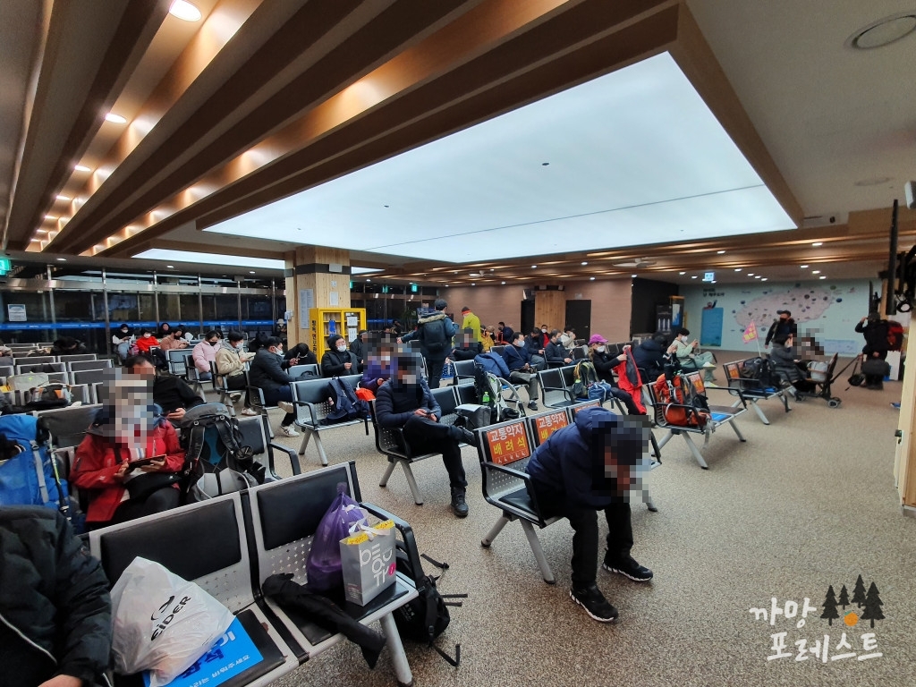 부산항 연안 여객터미널 대기실