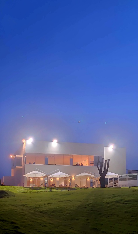 어둠이 내린 무대 건물