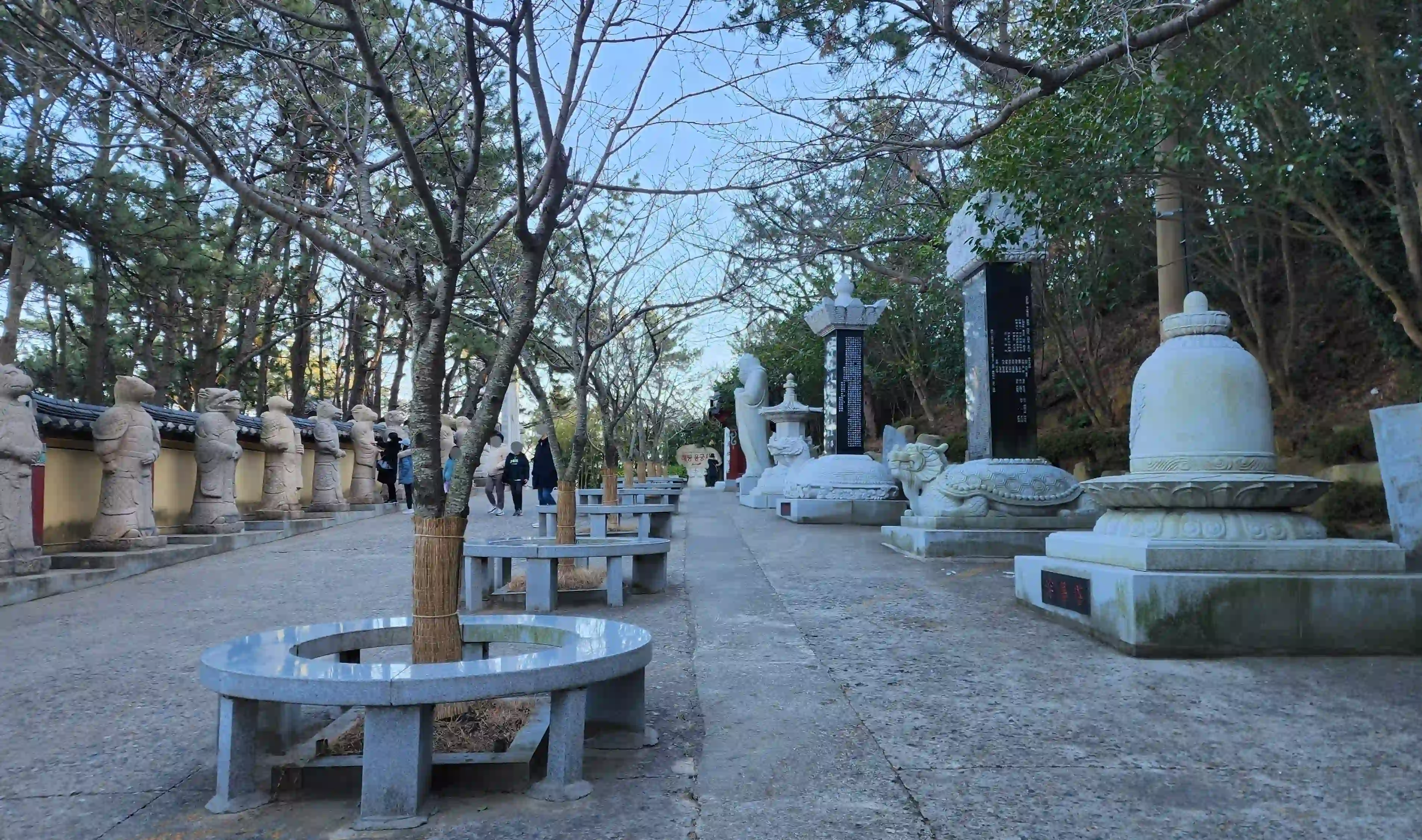 해동용궁사 십이지상과 벤치 사진