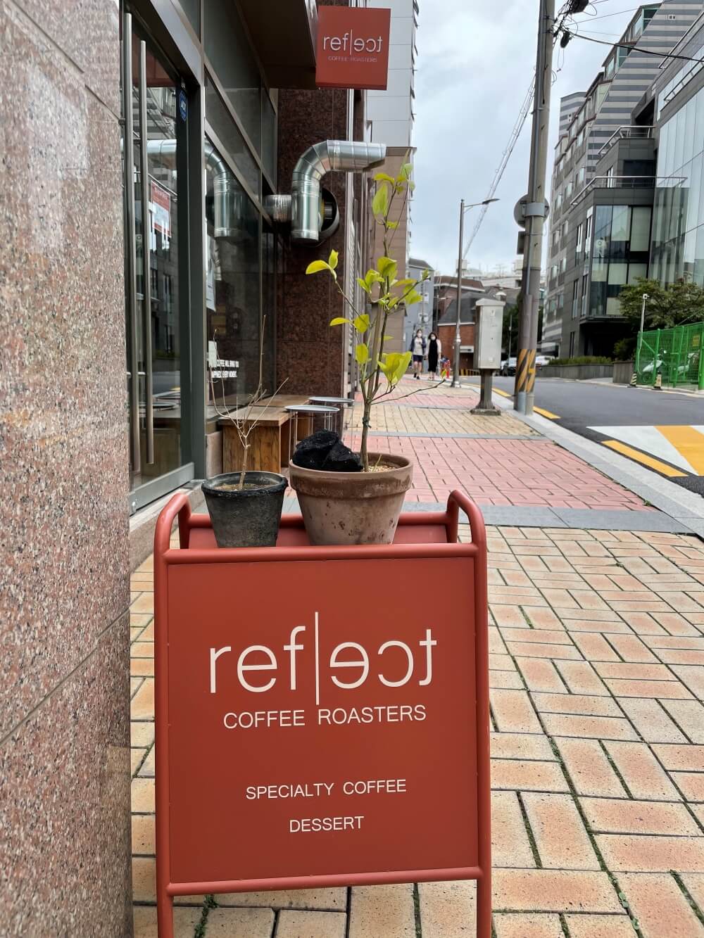 리플렉트-커피-로스터스-입간판-모습