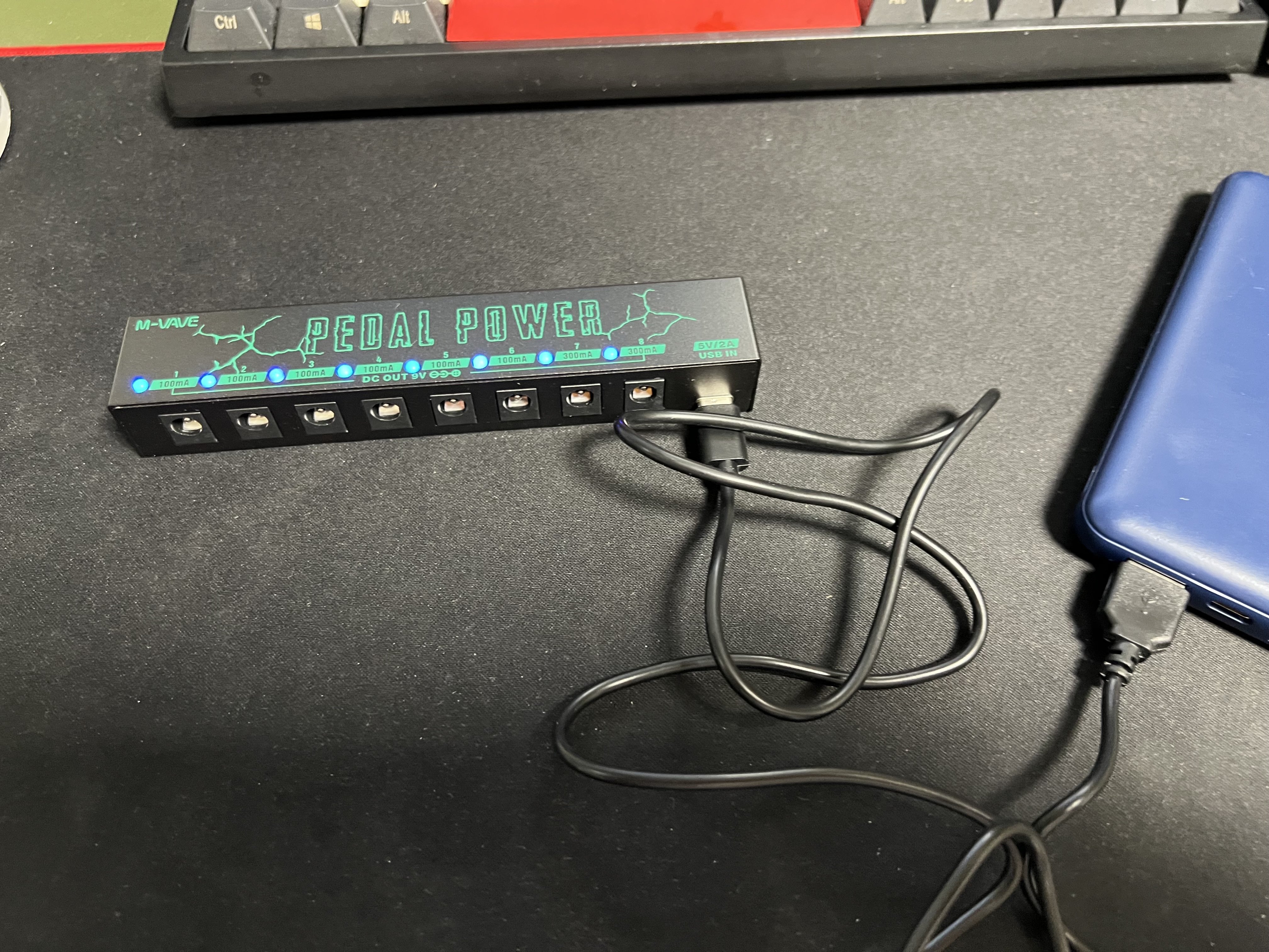 페달 파워와 보조 배터리를 연결한 사진