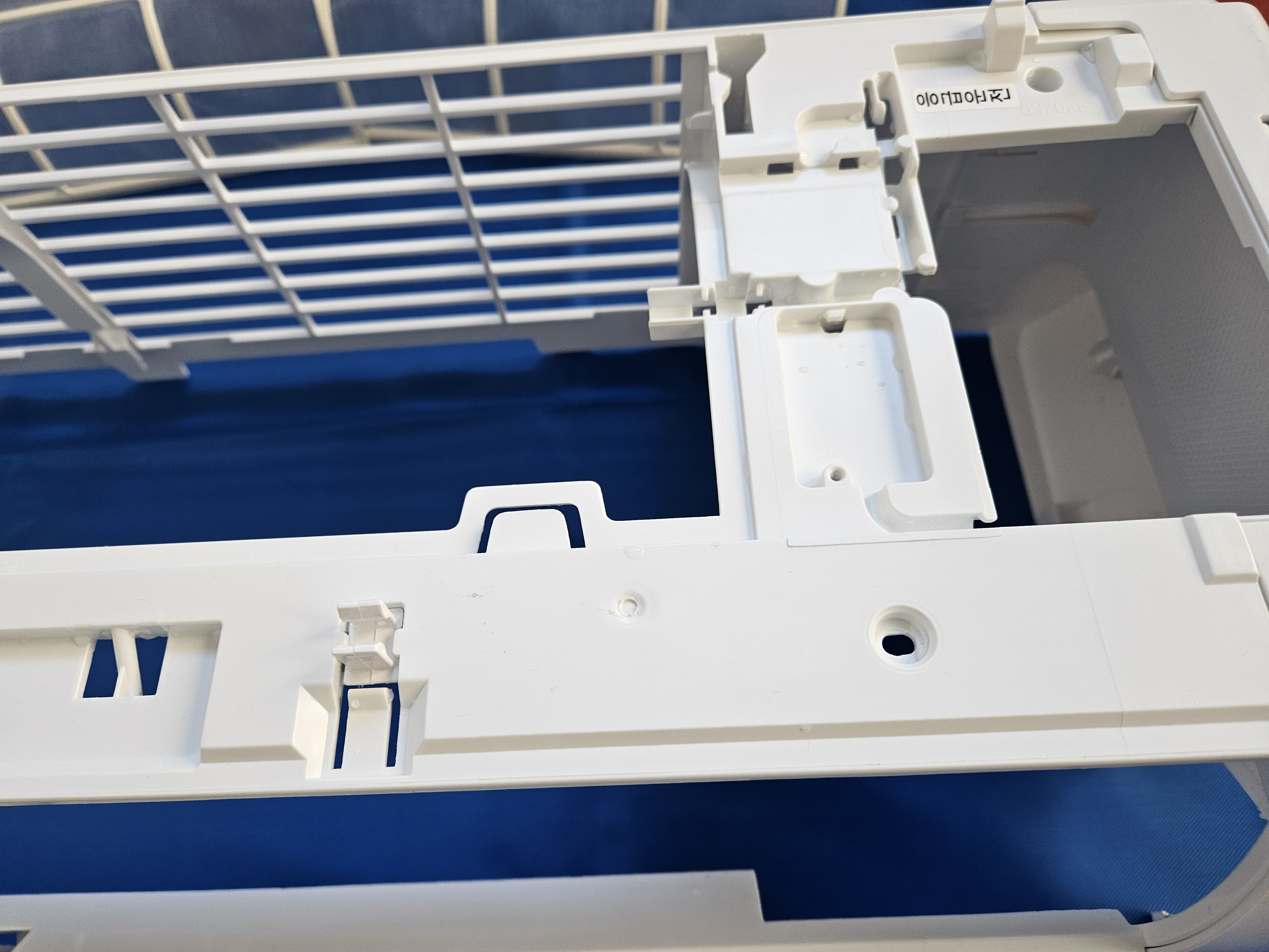 분해된 에어컨 부품