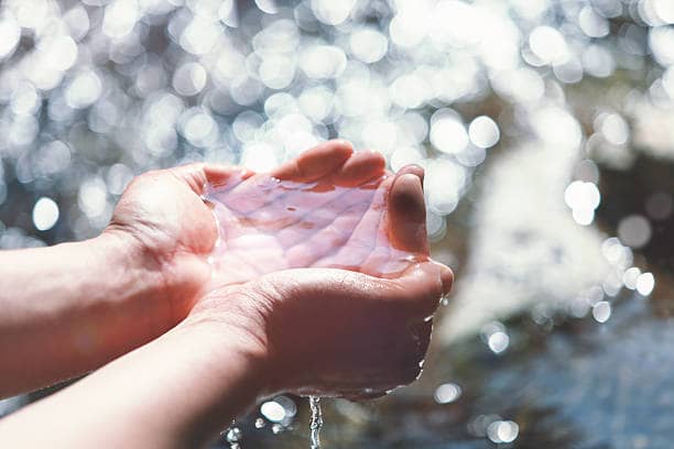 깨끗한 물을 손에 담은 사진