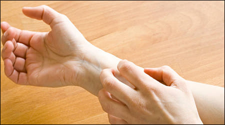 손을 긁고 있는 다른 손