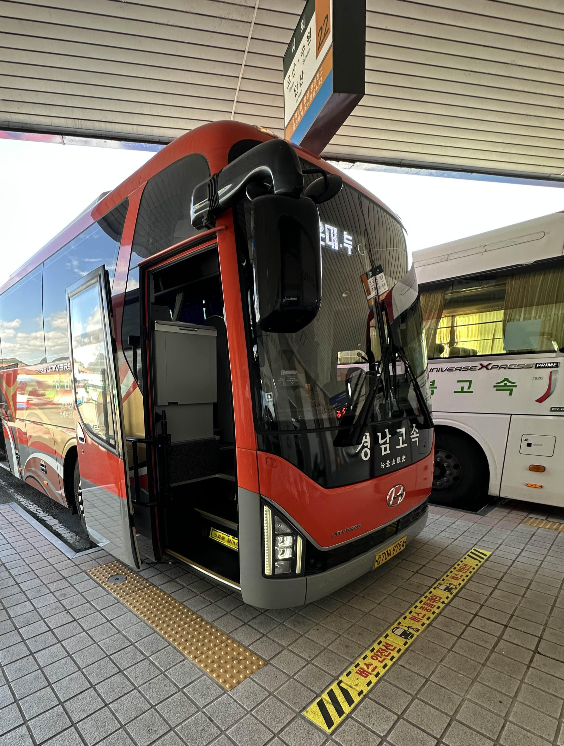 프리미엄-고속버스의-외관