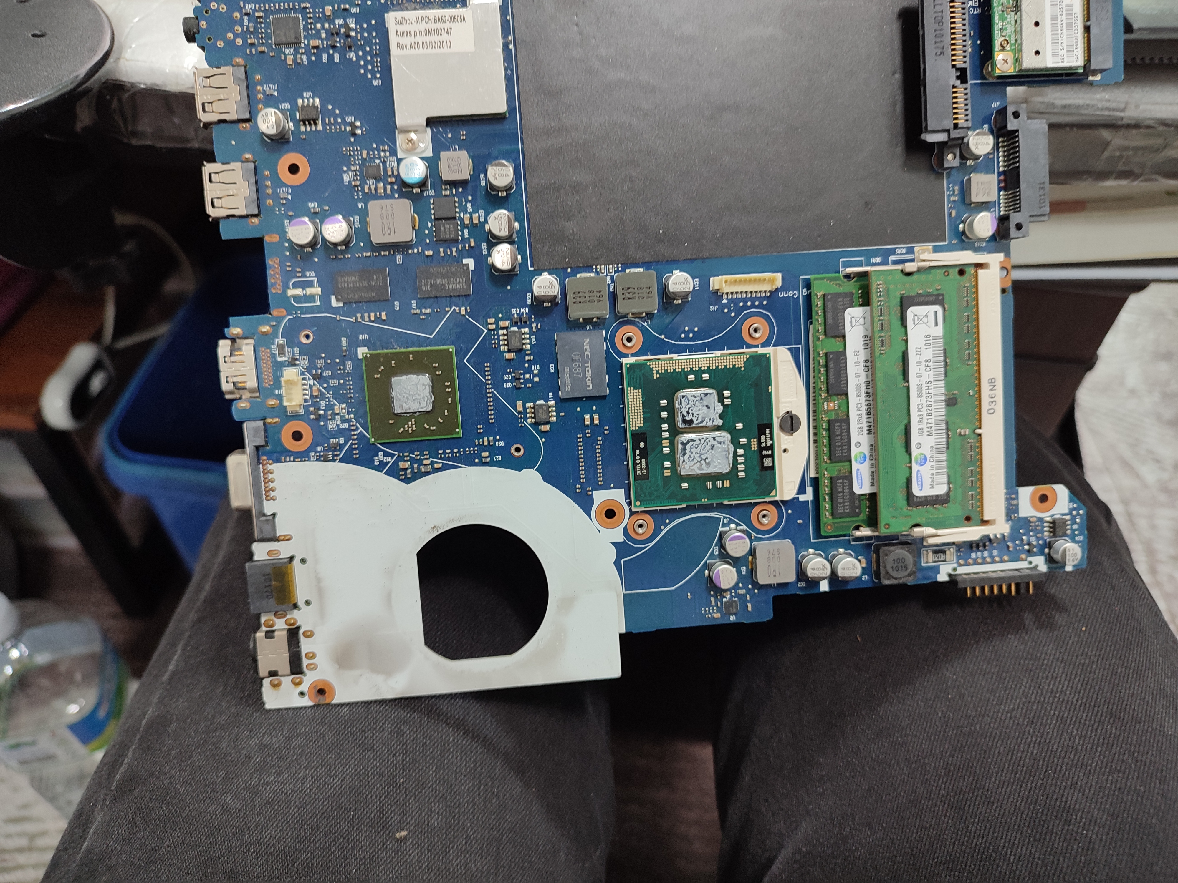 NT-R440-PS33 메인보드를 분리해서 서멀컴파운드를 다시 바르고 있습니다.