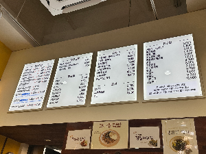 꼬마김밥 가격과 식사류가 보이는 메뉴판 사진
