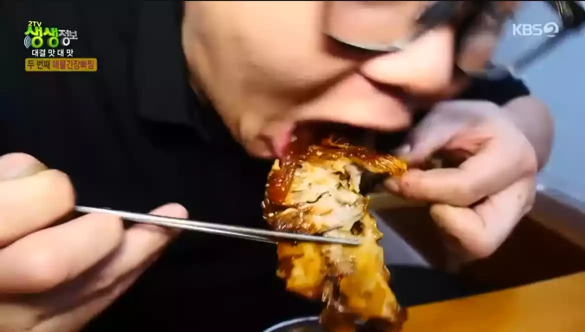 해물 간장 뼈찜 먹는 손님