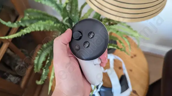 5.메타 퀘스트 3의 왼쪽 컨트롤러_