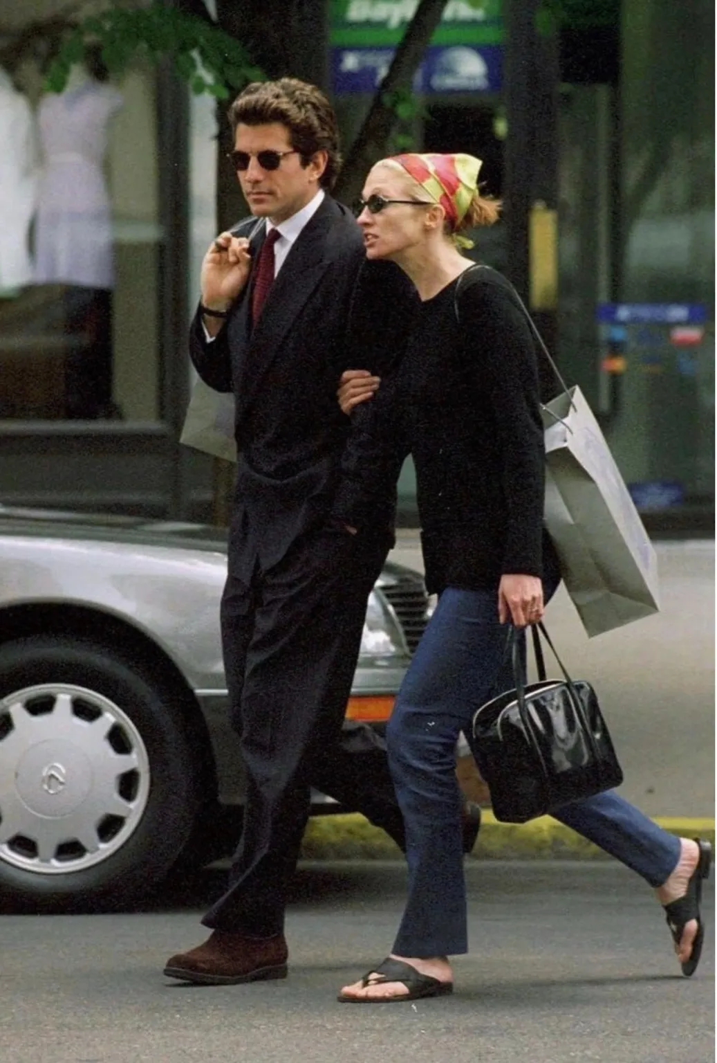 캐롤린베셋&#44;캐롤린베셋케네디&#44;캐롤린청바지&#44;부츠컷진&#44;90년대패션&#44;미니멀리즘룩&#44;콰이어트럭셔리&#44;리바이스517&#44;청바지스타일링&#44;아메리칸러브스토리&#44;HBO드라마&#44;존에프케네디주니어&#44;25년청바지트렌트&#44;레트로패션&#44;벨라하디드패션&#44;셀린느청청&#44;끌로에패션쇼&#44;티스토리패션&#44;트렌드분석&#44;패션아이콘&#44; 올드머니룩