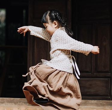 재밌는 듯이 걸어가는 여자 아이