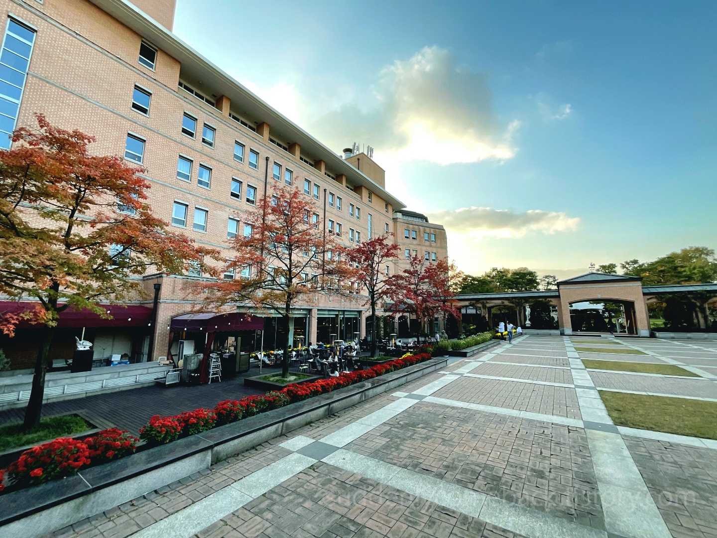 호텔 본관 밖 사람들