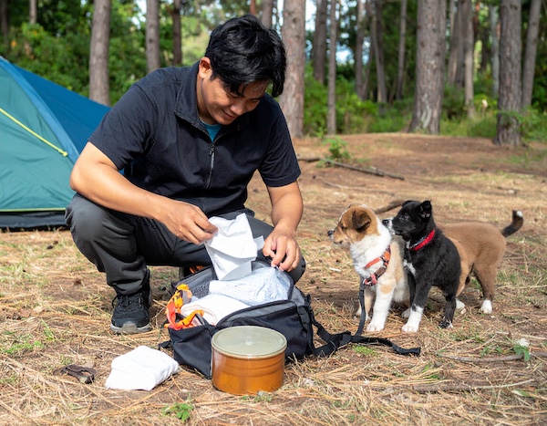 캠핑 준비물을 챙기는 견주