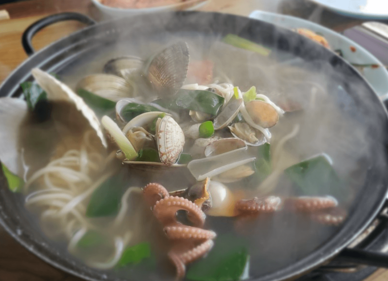 백반기행-평택-조개구이-식당-칼국수-준비