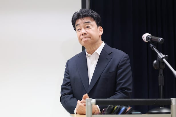 백종원 더본코리아 대표가 지난달 28일 서울 서초구 스페이스쉐어 강남역센터에서 열린 첫 정기 주주총회를 마친 뒤 언론 앞에서 입장 표명 및 질의 응답 시간을 갖고 있다. /연합뉴스