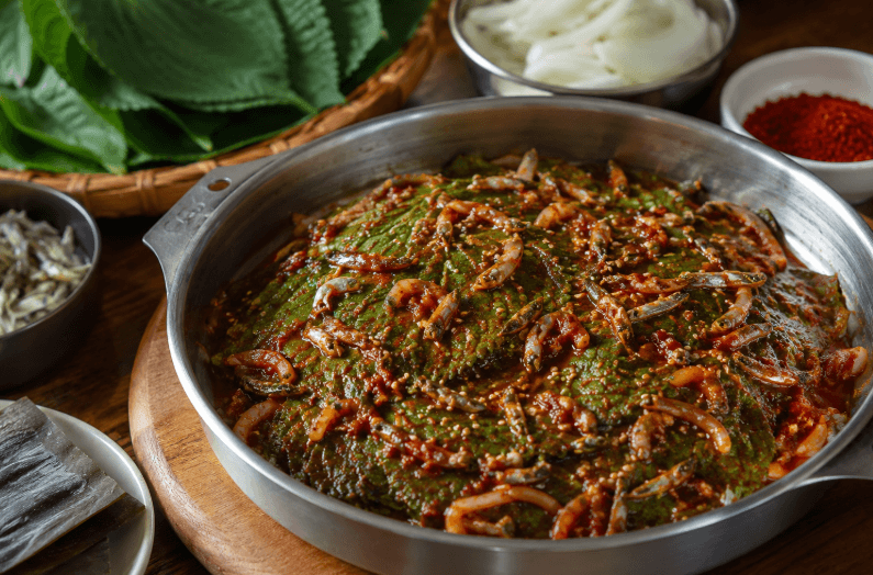찜기에 올려진 깻잎찜