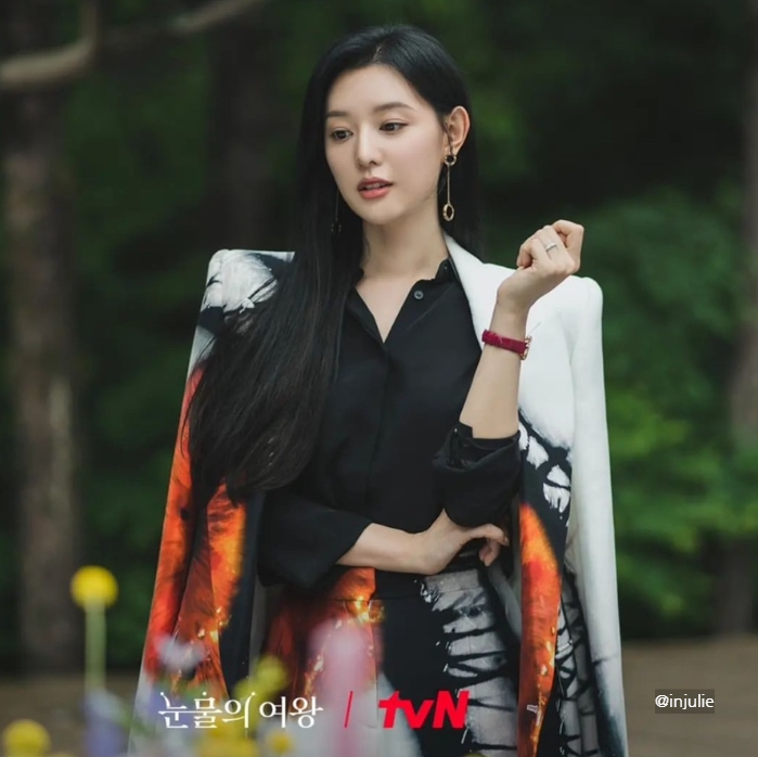 김지원 홍해인 알렉산더맥퀸 재킷과 다미아니 귀걸이