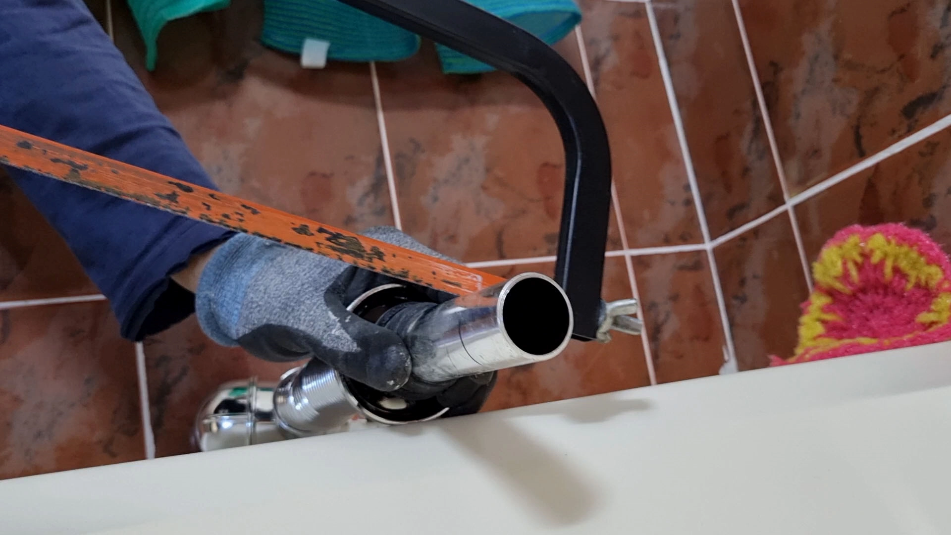 트랩 배관 자르는 모습