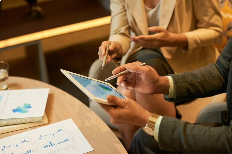 사무실에서 회의 중인 모습