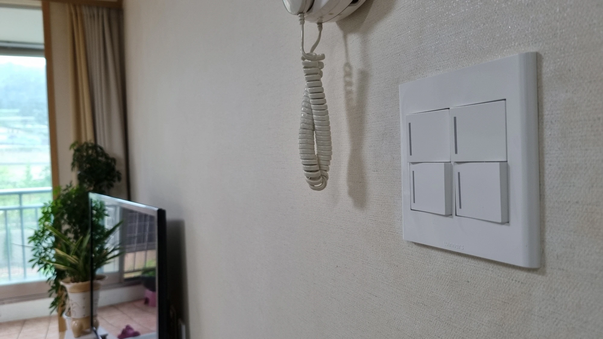 전등 스위치 교체 완료 모습