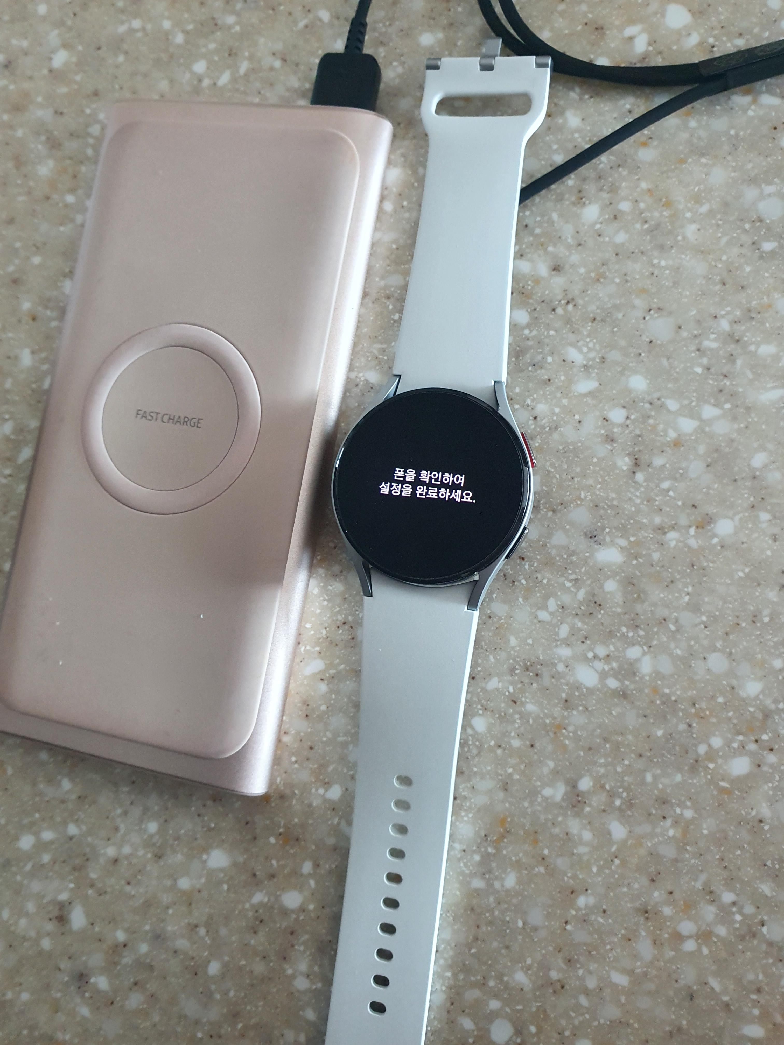 갤럭시 워치4 실버 충전하면서 스마트폰 z플립4랑 페어링중