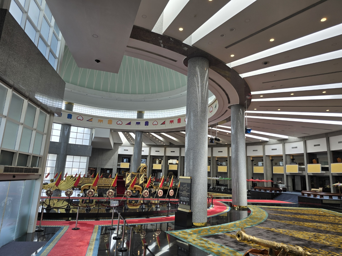 로얄 리갈리아 센터 (왕궁 박물관) 1층 실내 모습