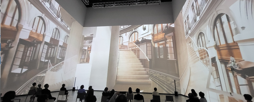 프랑스 파리의 '부르스 드 코메르스'를 현대미술관으로 재생한 건물을 영상으로 상영